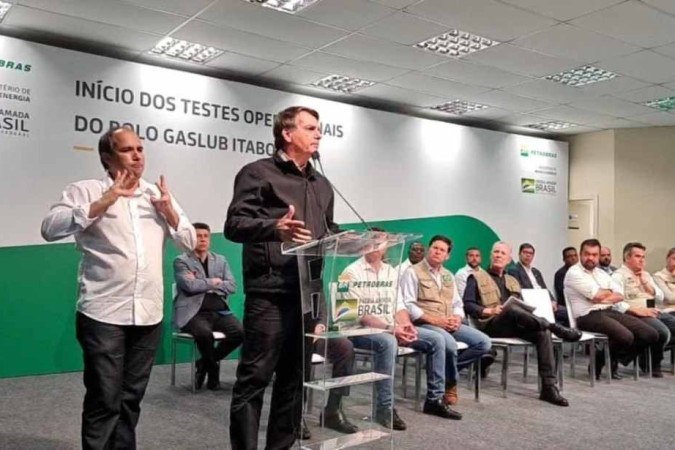 Imagem Ilustrando a Notícia: Em agenda no Rio de Janeiro, Bolsonaro culpa PT por preço dos combustíveis e afirma que o Brasil está em guerra