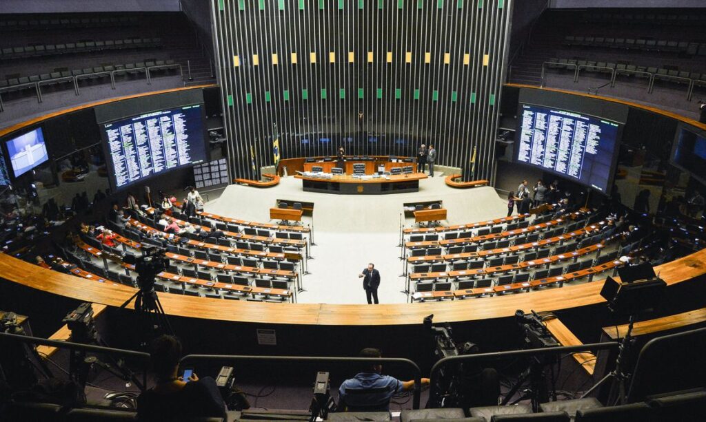 Imagem Ilustrando a Notícia: Câmara aprova PEC que aumenta para 70 anos o limite de idade para indicação de ministros do STF