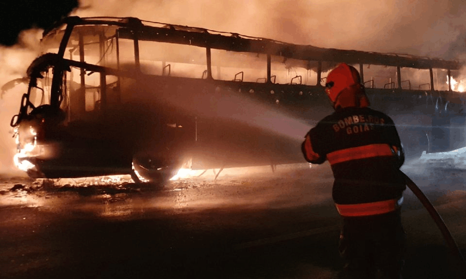 Imagem Ilustrando a Notícia: Ônibus fica completamente destruído após pegar fogo por pane elétrica, em Catalão