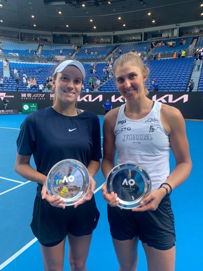 Imagem Ilustrando a Notícia: Bia Haddad Maia e Anna Danilina levam virada e são vice-campeãs do Australian Open
