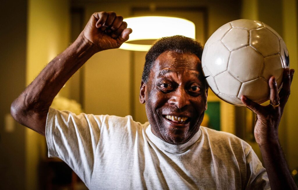 Imagem Ilustrando a Notícia: Pelé recebe alta médica após internação para tratamento de um tumor no cólon intestinal