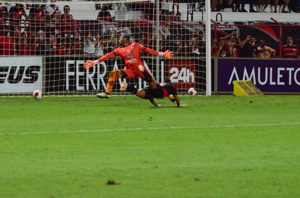 Imagem Ilustrando a Notícia: Com gol de Wellington Rato, Dragão inicia Goianão com vitória em cima do Crac