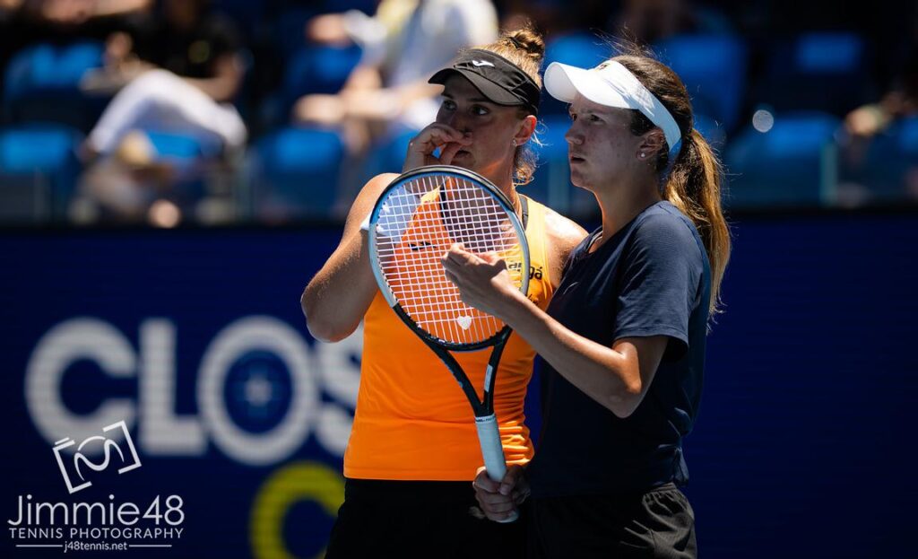 Imagem Ilustrando a Notícia: HISTÓRICO! Ao lado de Anna Danilina, Beatriz Haddad avança à final do Australian Open