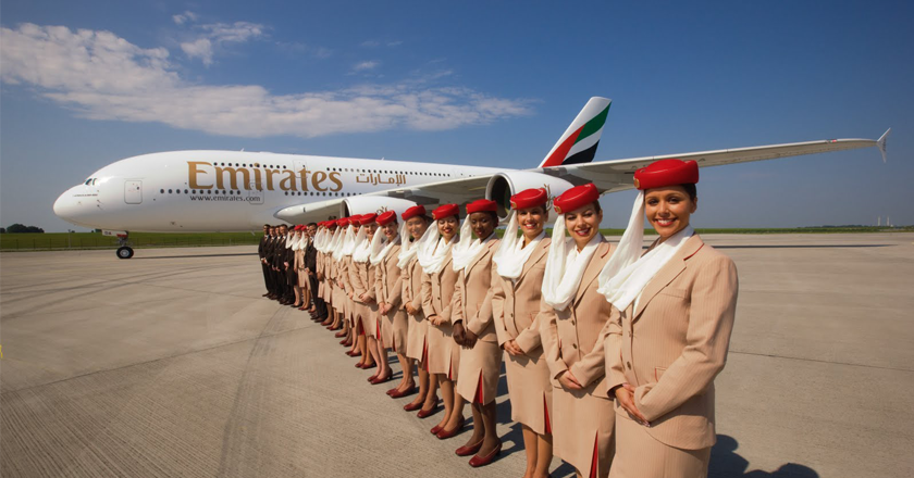 Imagem Ilustrando a Notícia: Emirates recruta comissários de bordo no Brasil sem exigência de curso; veja pré-requisitos e salário