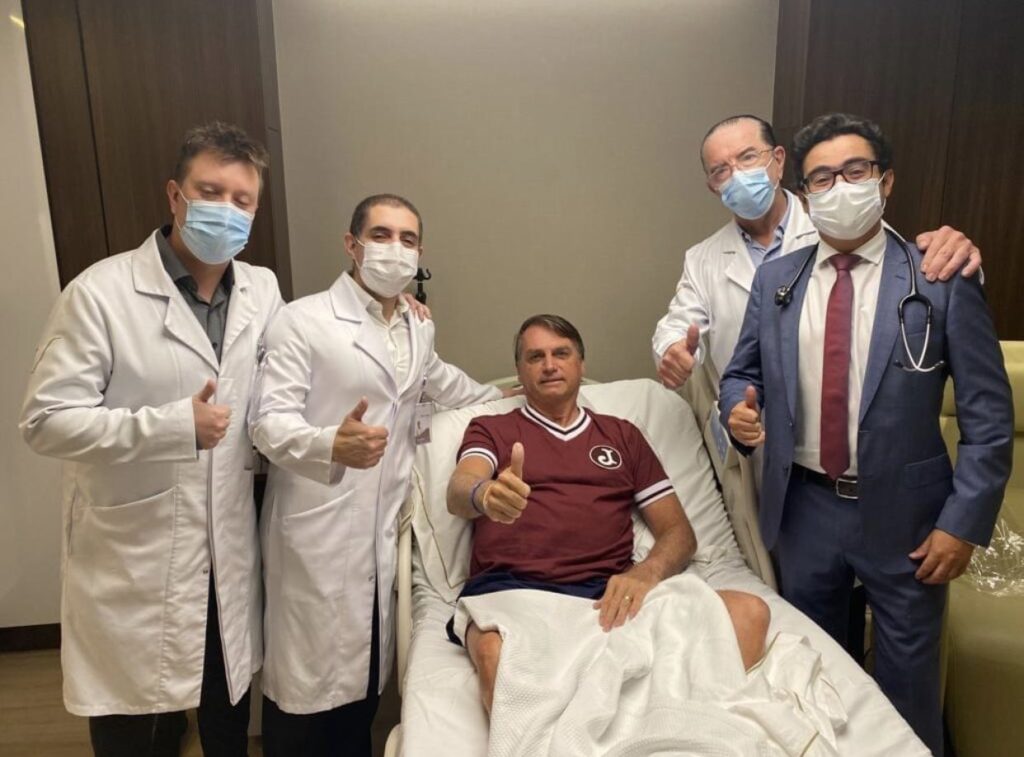 Imagem Ilustrando a Notícia: Após dois dias internado por obstrução intestinal , Bolsonaro recebe alta hospitalar em São Paulo