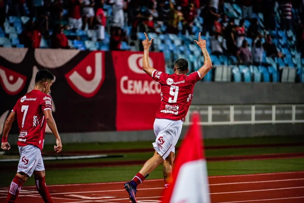 Imagem Ilustrando a Notícia: Com gol de Clayton, Vila Nova vence o Goiatuba no primeiro compromisso da temporada de 2022