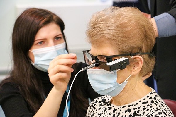 Imagem Ilustrando a Notícia: Mulher recupera a visão após receber o primeiro implante de chip biônico; confira
