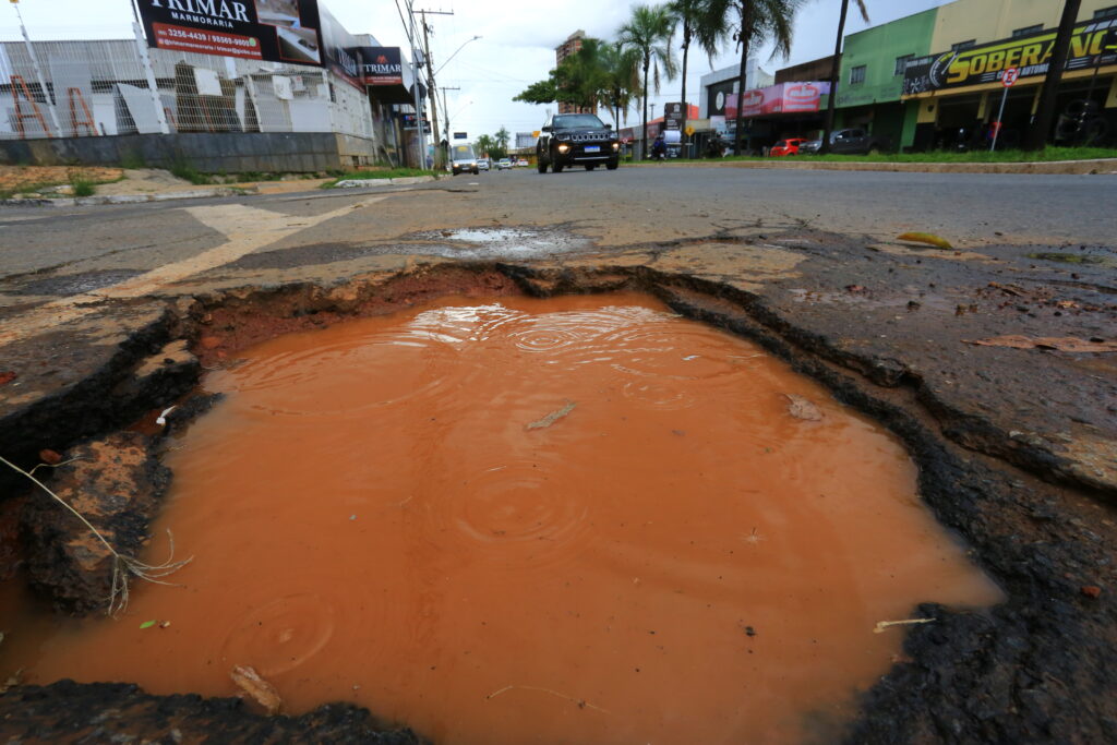 Imagem Ilustrando a Notícia: Com chuvas, buracos tomam conta das ruas e avenidas da Capital e causam transtornos aos motoristas