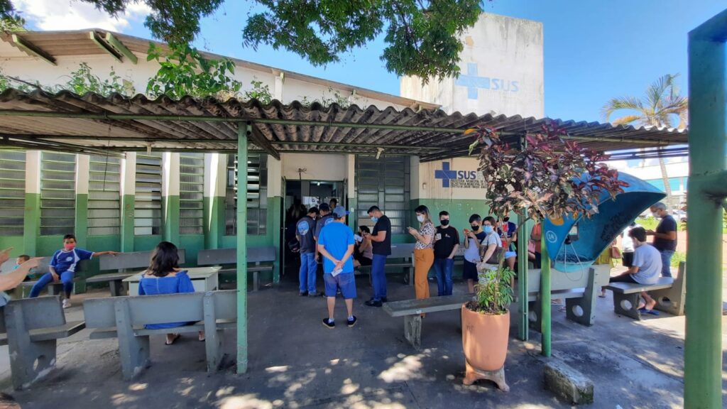 Imagem Ilustrando a Notícia: Covid-19: usuários reclamam de longas filas para vacinar, em Goiânia