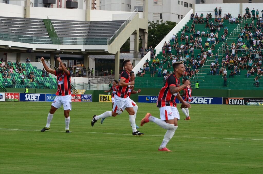 Imagem Ilustrando a Notícia: Com dois gols de Erick Bahia, Anapolis surpreende e vence Goiás na Serrinha