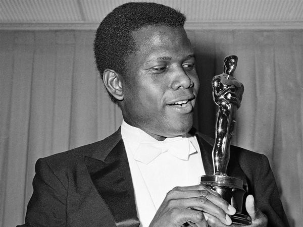 Imagem Ilustrando a Notícia: Primeiro ator negro a ganhar o Oscar, Sidney Poitier morre aos 94 anos