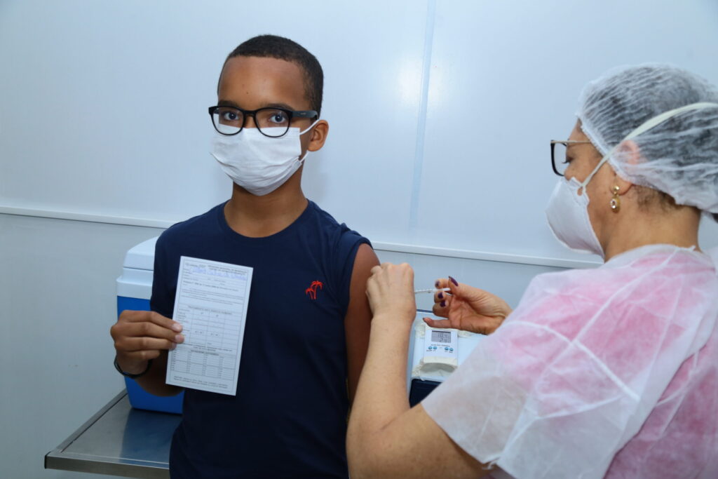Imagem Ilustrando a Notícia: Covid: Ministério da Saúde recomenda dose de reforço para adolescentes