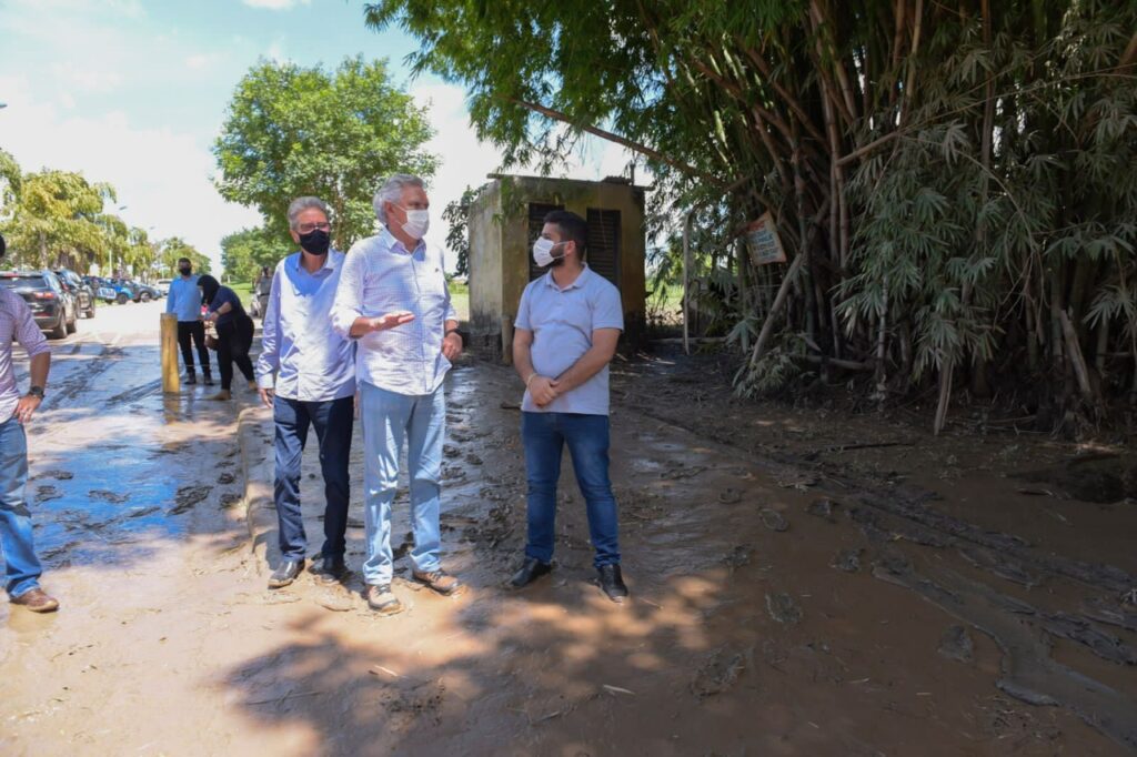 Imagem Ilustrando a Notícia: Caiado vistoria desmoronamentos em Faina e Itapirapuã, onde chuvas causaram inundações