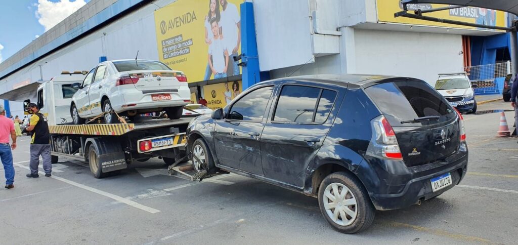 Imagem Ilustrando a Notícia: Fiscais apreendem veículos de transporte clandestino de passageiros na Rodoviária de Goiânia