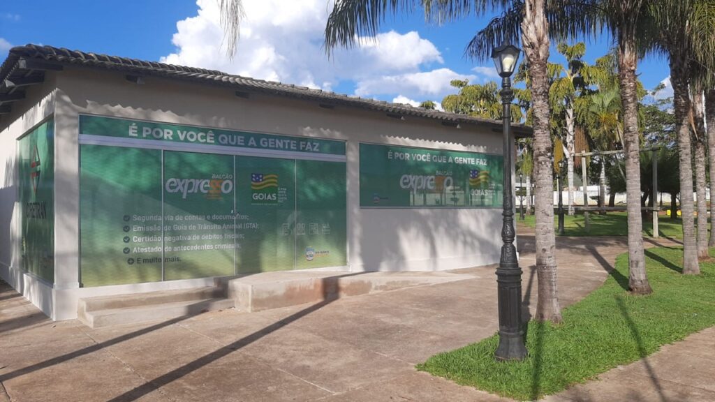 Imagem Ilustrando a Notícia: Varjão, Divinópolis e Rio Quente recebem Expresso Balcão para atendimento à população sem acesso à internet