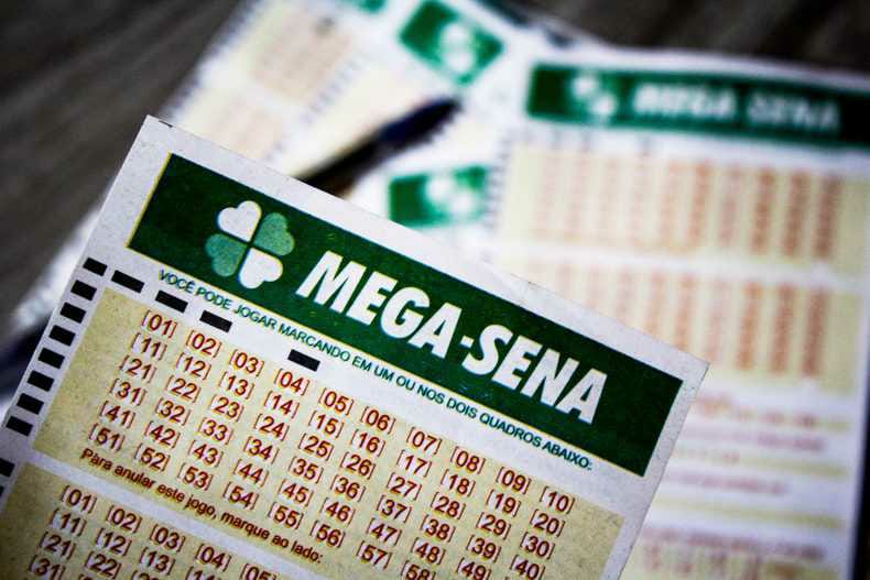 Imagem Ilustrando a Notícia: Mega-Sena acumula e prêmio pode chegar a valer mais de 28 milhões