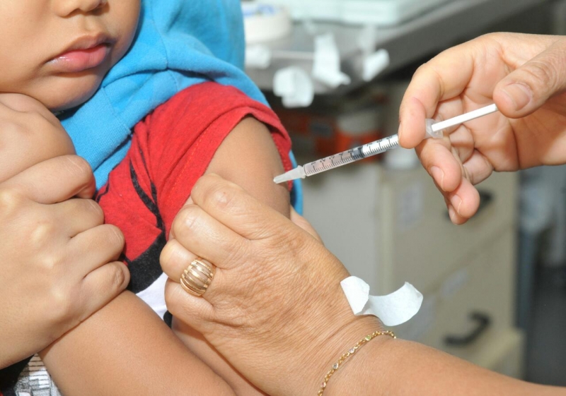 Imagem Ilustrando a Notícia: Mãe entra na Justiça contra ex-marido para aplicar vacina contra Covid-19 no filho de 8 anos