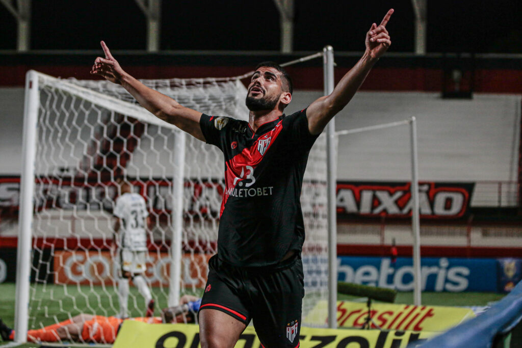 Imagem Ilustrando a Notícia: Ceará acerta a contratação do atacante Zé Roberto, que estava no Atlético Goianiense