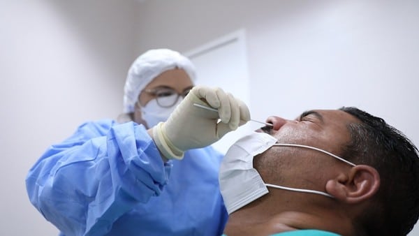 Imagem Ilustrando a Notícia: Mundo bate recorde de casos de Covid-19, com 2,4 milhões infecções em 24 horas