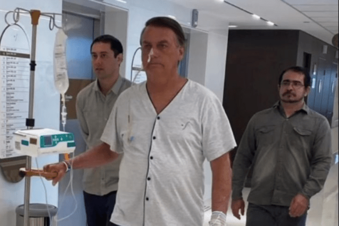 Imagem Ilustrando a Notícia: Bolsonaro desrespeita protocolo de segurança de hospital onde tratava obstrução intestinal