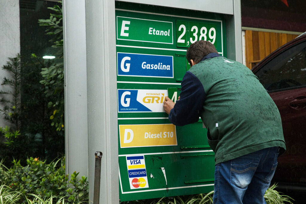 Imagem Ilustrando a Notícia: Segundo levantamento da ANP, preço médio da gasolina nos postos subiu 46% em 2021; entenda o aumento