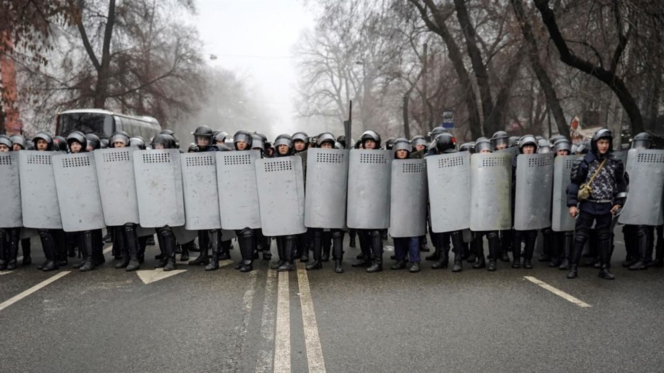 Imagem Ilustrando a Notícia: Presidente do Cazaquistão manda atirar em pessoas que protestarem contra valor de combustível