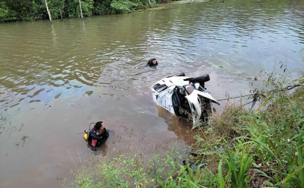 Imagem Ilustrando a Notícia: Após acidente, Corpo de Bombeiros retira veículo que caiu no Rio Verdinho, em Caçu