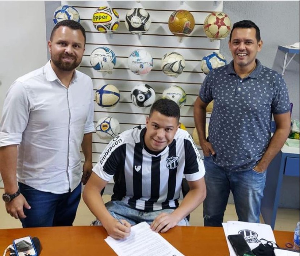 Imagem Ilustrando a Notícia: Jataiense anuncia a contratação de mais cinco jogadores para o Goianão