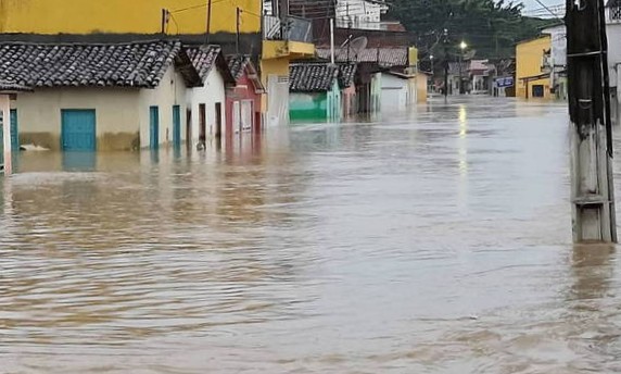 Imagem Ilustrando a Notícia: Centro de monitoramento emite alerta de enxurradas e deslizamentos em 5 estados brasileiros