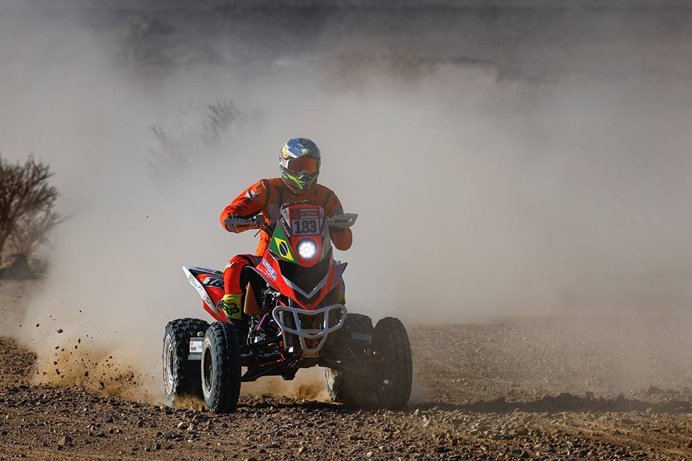 Imagem Ilustrando a Notícia: Dakar 2022: Marcelo Medeiros conquista a terceira vitória entre os quadriciclos, na Arábia Saudita