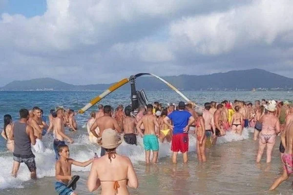 Imagem Ilustrando a Notícia: Helicóptero cai em praia de Santa Catarina e deixa quatro feridos; nenhum banhista foi atingido