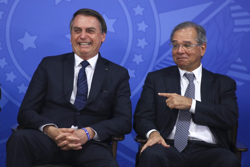 Imagem Ilustrando a Notícia: Bolsonaro sanciona e desoneração da folha para 17 setores é prorrogada até 2023; entenda