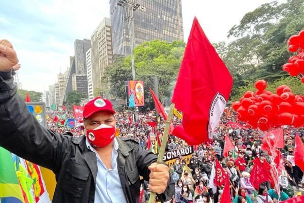 Imagem Ilustrando a Notícia: As eleições vão ser um guerra, diz líder do MST sobre a disputa entre Lula e Bolsonaro