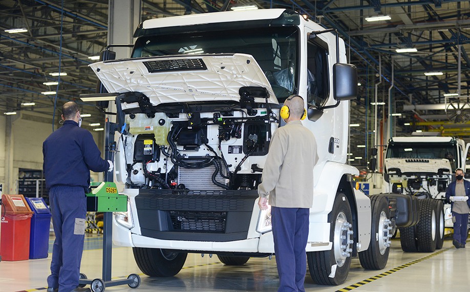 Imagem Ilustrando a Notícia: Puxada pelos caminhões, produção de veículos automotores cresceu 12% em 2021