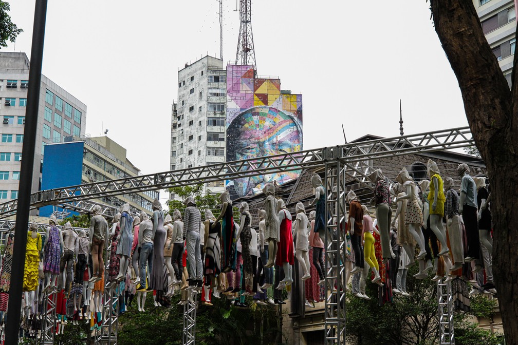 Imagem Ilustrando a Notícia: Artista goiano, Siron Franco, homenageia vítimas da Covid-19 em exposição artística na Av. Paulista