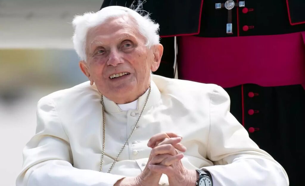 Imagem Ilustrando a Notícia: Bento XVI admite ter participado de reunião sobre padre acusado de pedofilia quando era arcebispo
