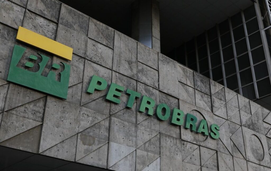 Imagem Ilustrando a Notícia: Com alta do combustível, Petrobras registra recorde de lucro líquido em 2021: R$ 106 bilhões
