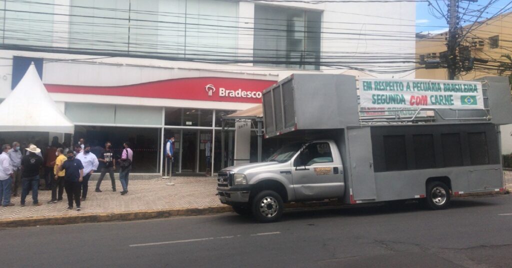 Imagem Ilustrando a Notícia: Além de Goiânia, confira as cidades onde pecuaristas fizeram churrasco em agências do Bradesco