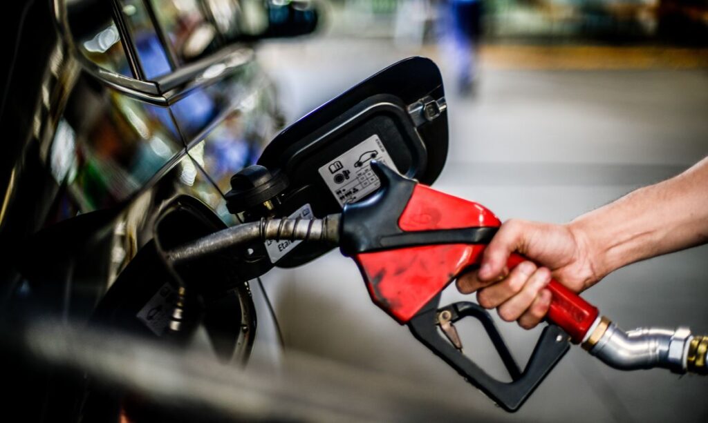 Imagem Ilustrando a Notícia: Governo prepara PEC dos combustíveis que deve zerar imposto federal sobre diesel