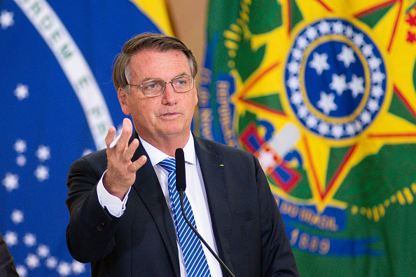 Imagem Ilustrando a Notícia: Campanha de Bolsonaro estima em que mês presidente pode assumir liderança nas pesquisas
