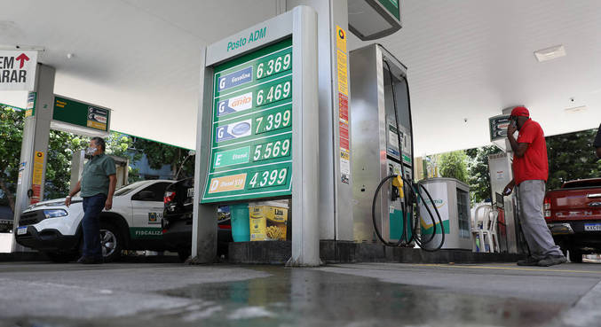 Imagem Ilustrando a Notícia: 1º reajuste do ano: Petrobras anuncia aumento de R$ 0,11 no litro da gasolina e de R$ 0,24 no diesel