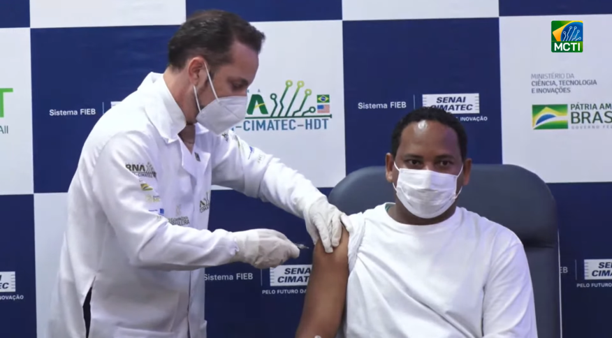 Imagem Ilustrando a Notícia: Ciência: primeira dose de vacina brasileira contra a Covid-19 é aplicada, em Salvador