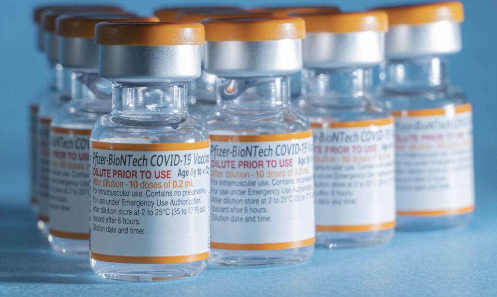 Imagem Ilustrando a Notícia: Com avanço rápido na campanha de imunização infantil, Pfizer antecipa entrega de doses contra covid-19