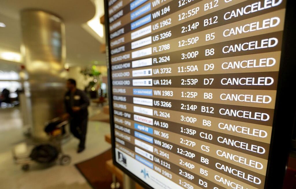 Imagem Ilustrando a Notícia: Mais de 3.600 voos foram cancelados no mundo todo neste domingo (2); entenda os motivos