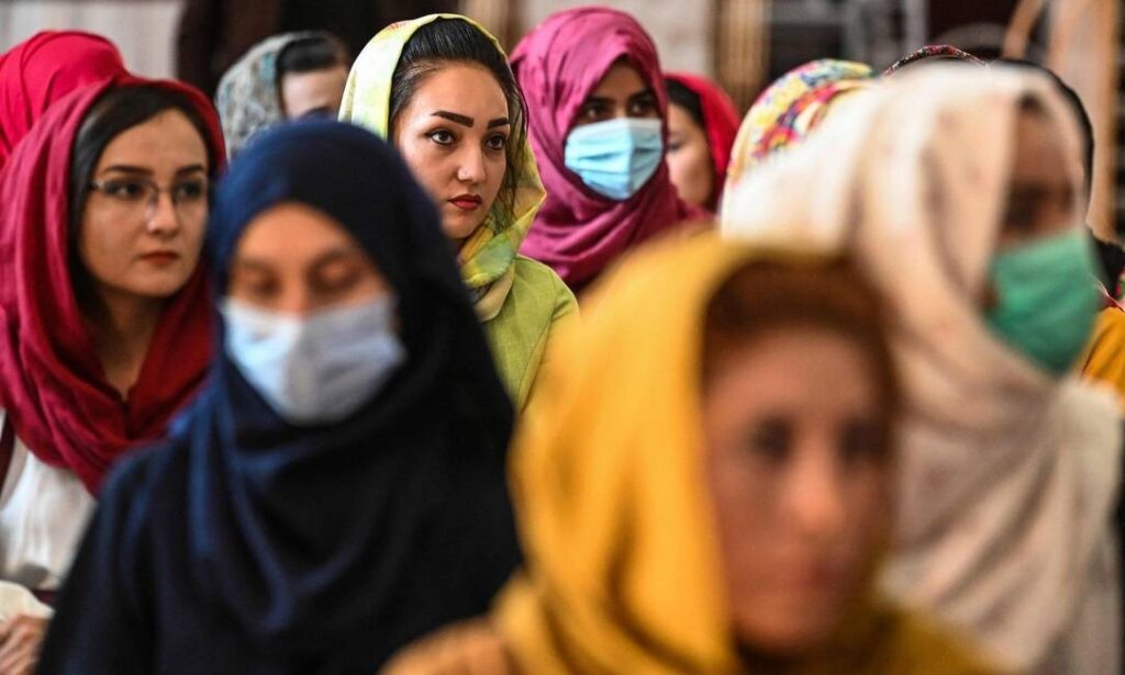 Imagem Ilustrando a Notícia: Mulheres afegãs estão perdendo empregos e direitos com a retomada do Talibã no Afeganistão