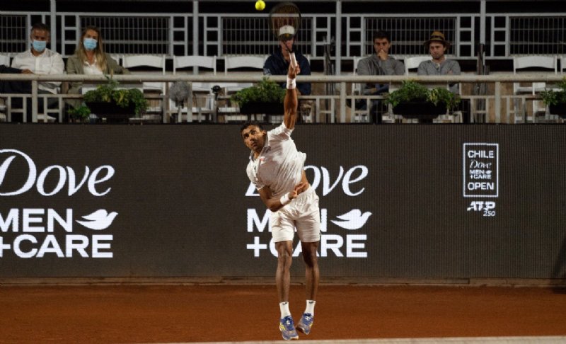 Imagem Ilustrando a Notícia: Thiago Monteiro estreia com vitória no ATP de Santiago