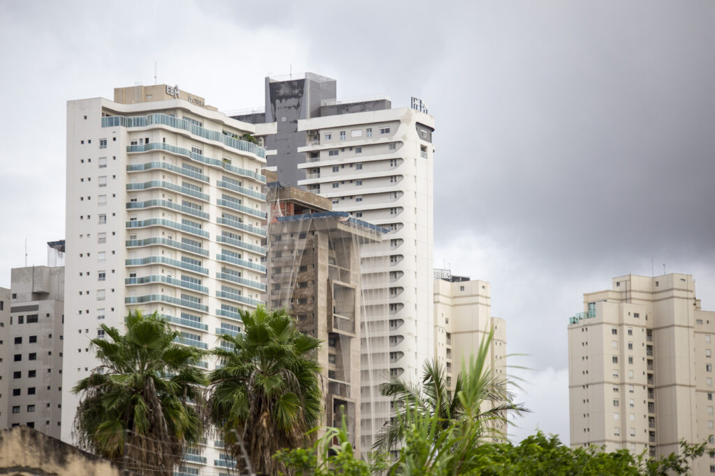 Imagem Ilustrando a Notícia: Alta da Selic reduz vantagens do crédito imobiliário