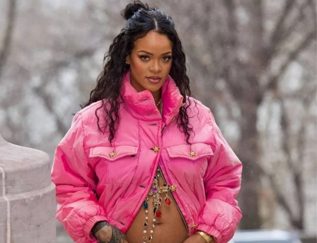 Imagem Ilustrando a Notícia: Rihanna conta como os amigos descobriram sobre a gravidez: “Eles conhecem os meus hábitos”