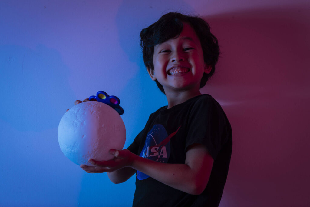Imagem Ilustrando a Notícia: Com apenas 5 anos, o brasileiro Miro Tsai é o astrônomo mirim da Nasa que já descobriu 15 asteroides