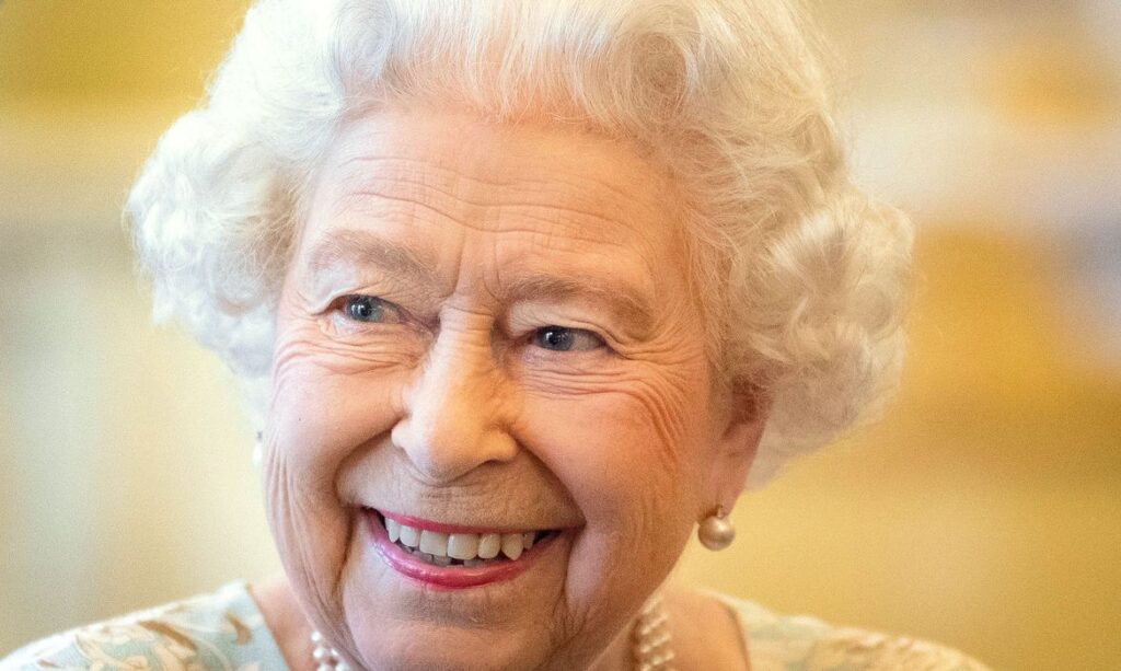 Imagem Ilustrando a Notícia: Elizabeth II suspende compromissos devido a sintomas de Covid; Rainha realizará tarefas simples